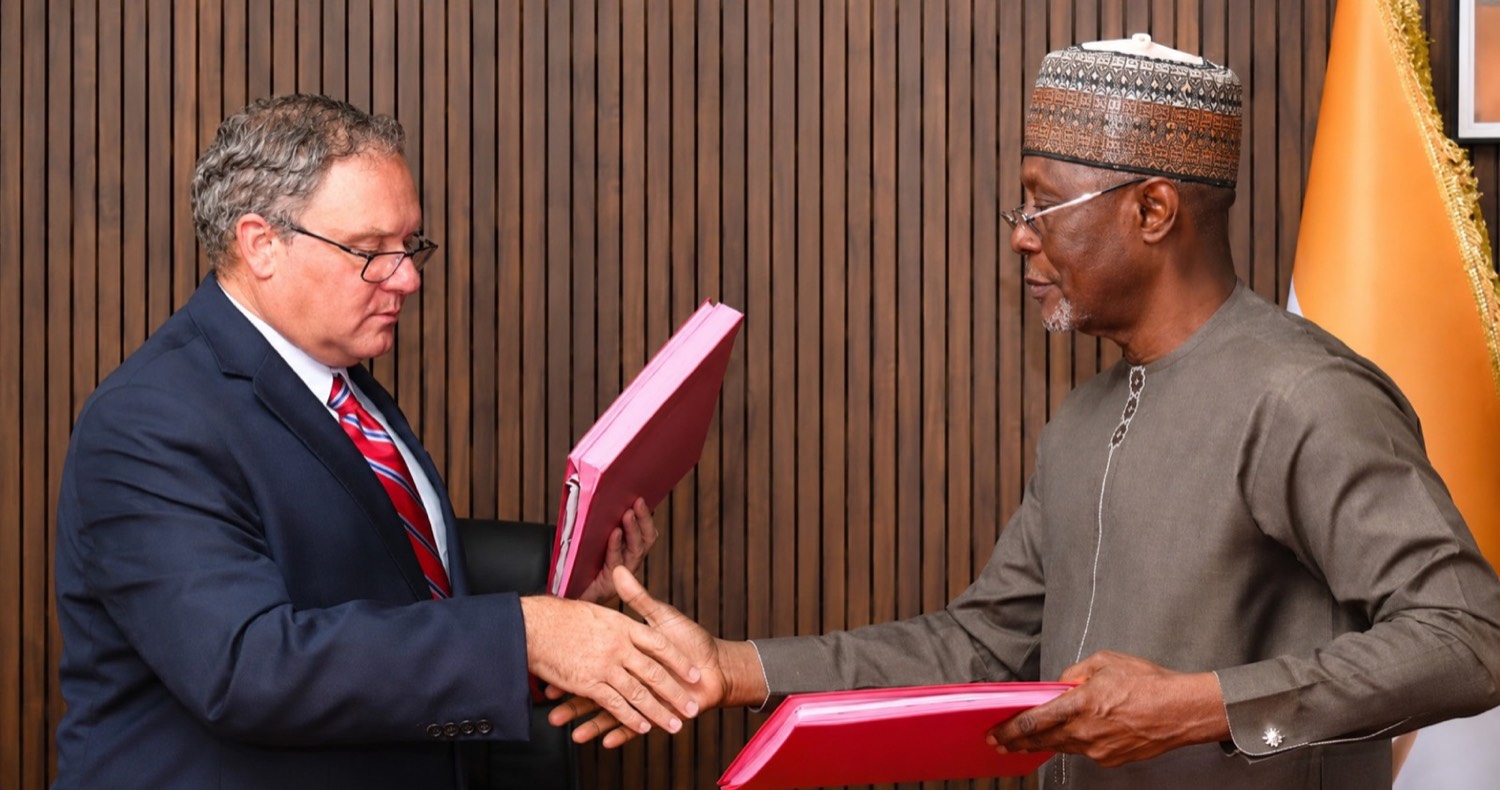 Representatives of Zimar Group and the Republic of Niger exchange the signed Dosso Refinery agreement