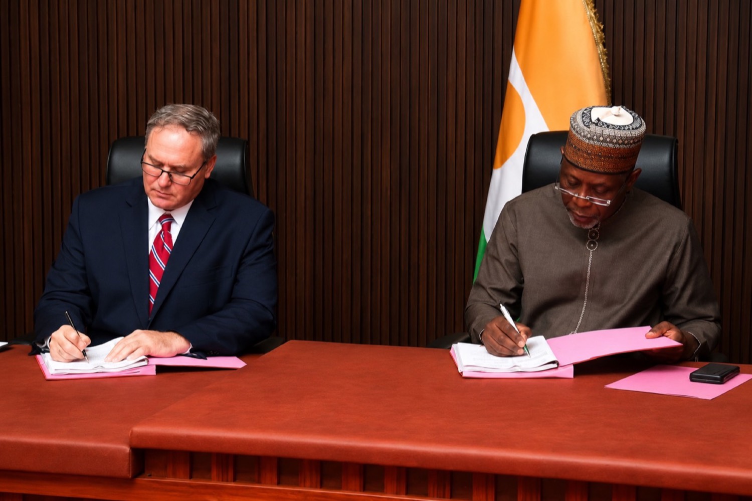 Zimar Group and Republic of Niger delegates signing the Dosso Refinery agreement